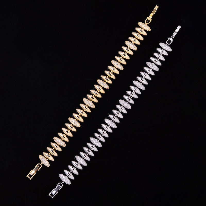 JOYA复古风格经典手链,优雅多功能的配饰,金色设计,细节精致,适合多种场合佩戴。